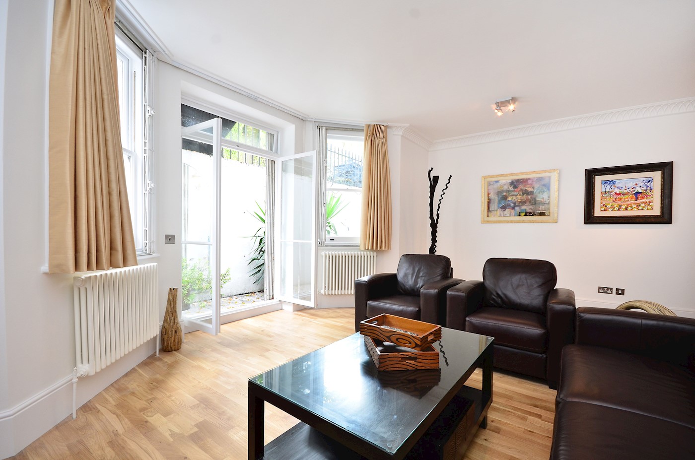 One-Bedroom Garden Floor Flat with Courtyard