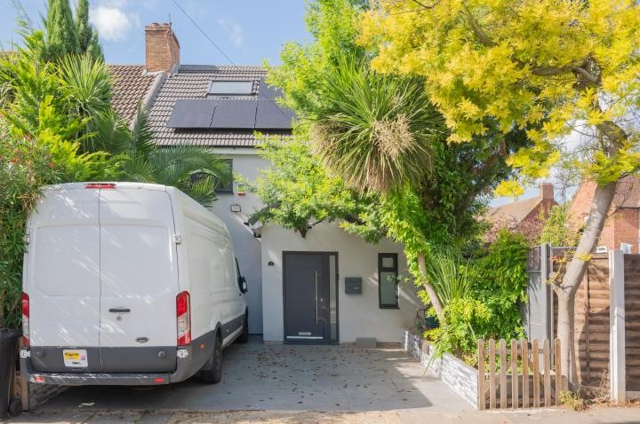 1 Cherry Garth, Brentford, TW8