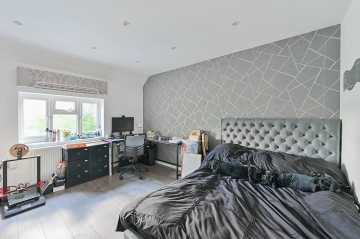 1 Cherry Garth, Brentford, TW8