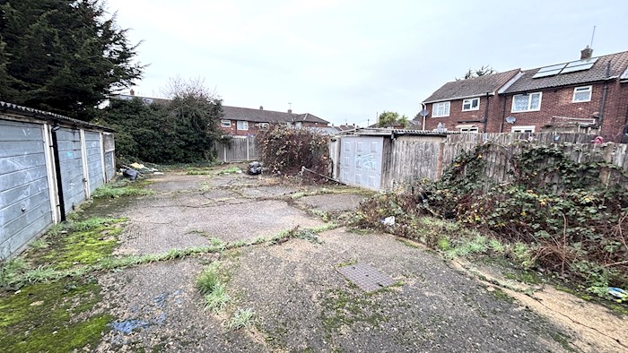 Garages at 204-209 Lower Lees Road, Slough SL2 2AB, Ηνωμένο Βασίλειο