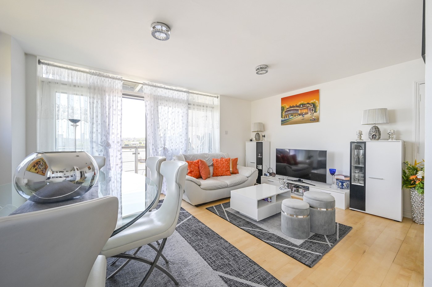 Two-Bedroom Third-Floor Flat with Balcony