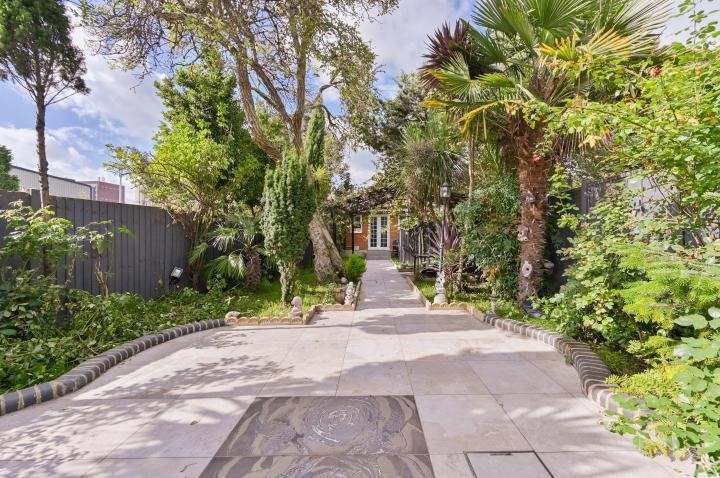 1 Cherry Garth, Brentford, TW8