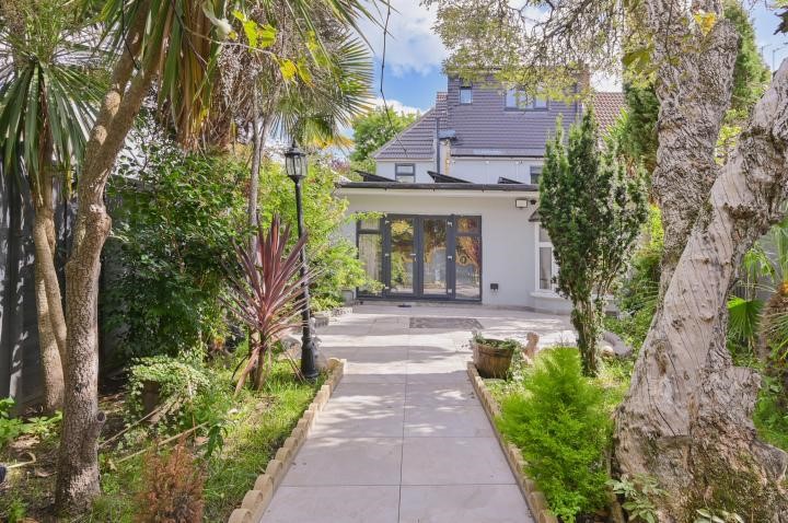 1 Cherry Garth, Brentford, TW8