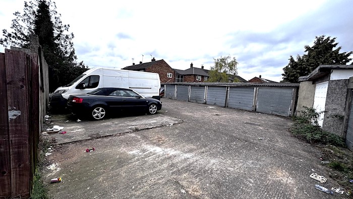 Garage Compound at Cowper Road, Slough, SL2 1TQ, Reino Unido