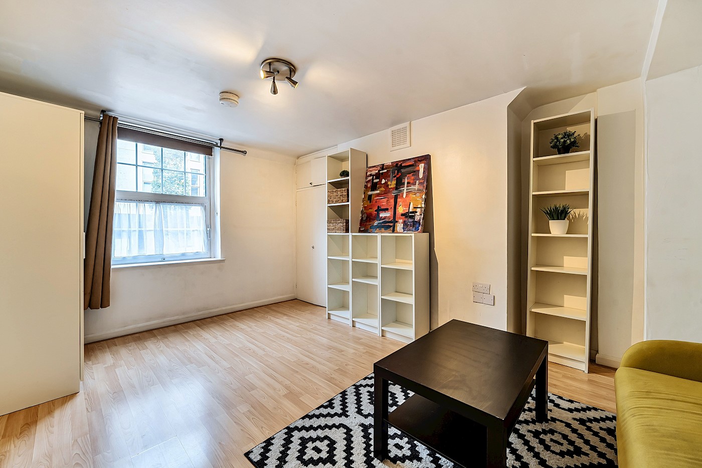 Well-presented Studio Flat on First Floor