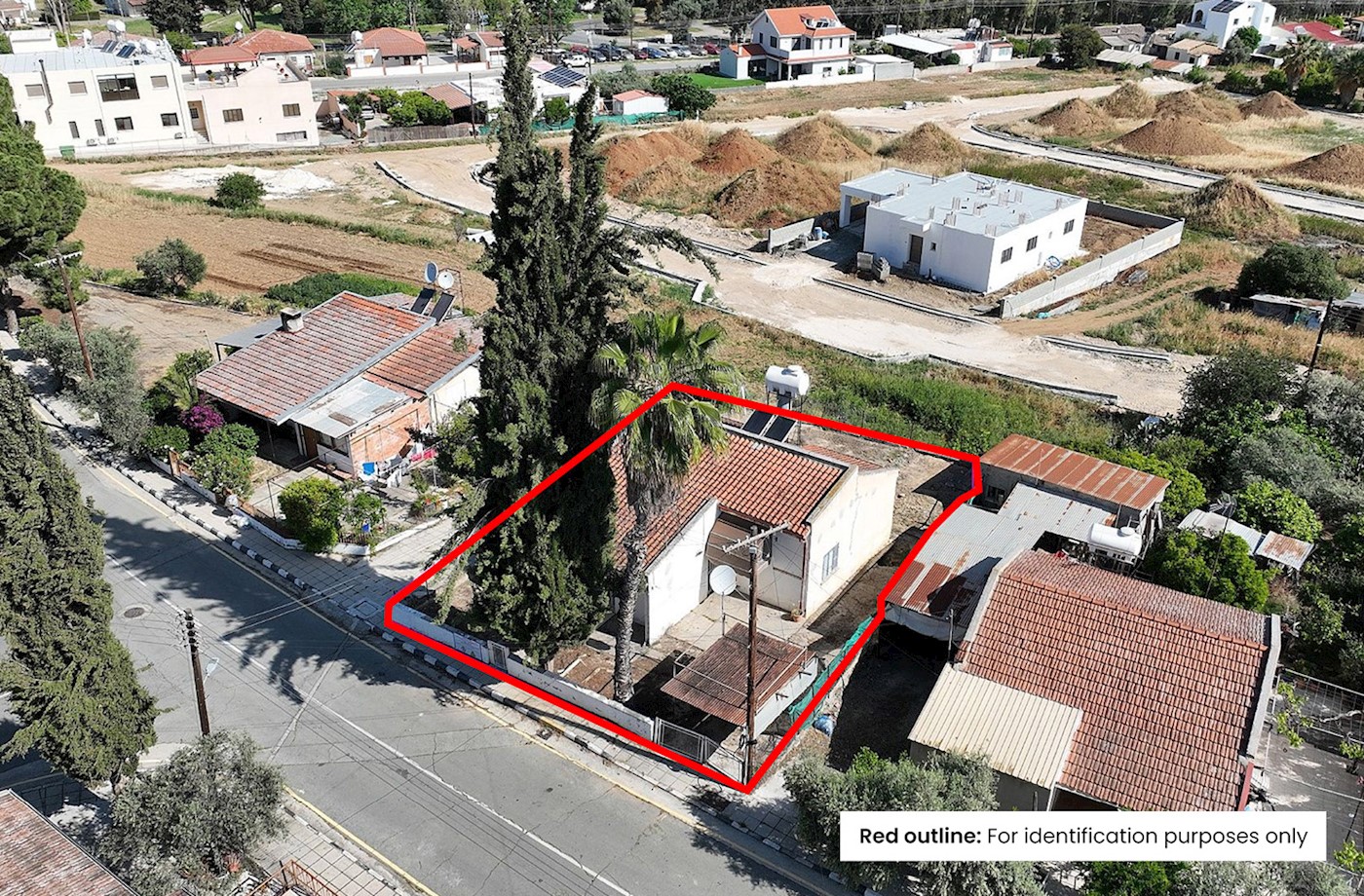 Plot with a ground floor house in Anageia, Nicosia 1/4