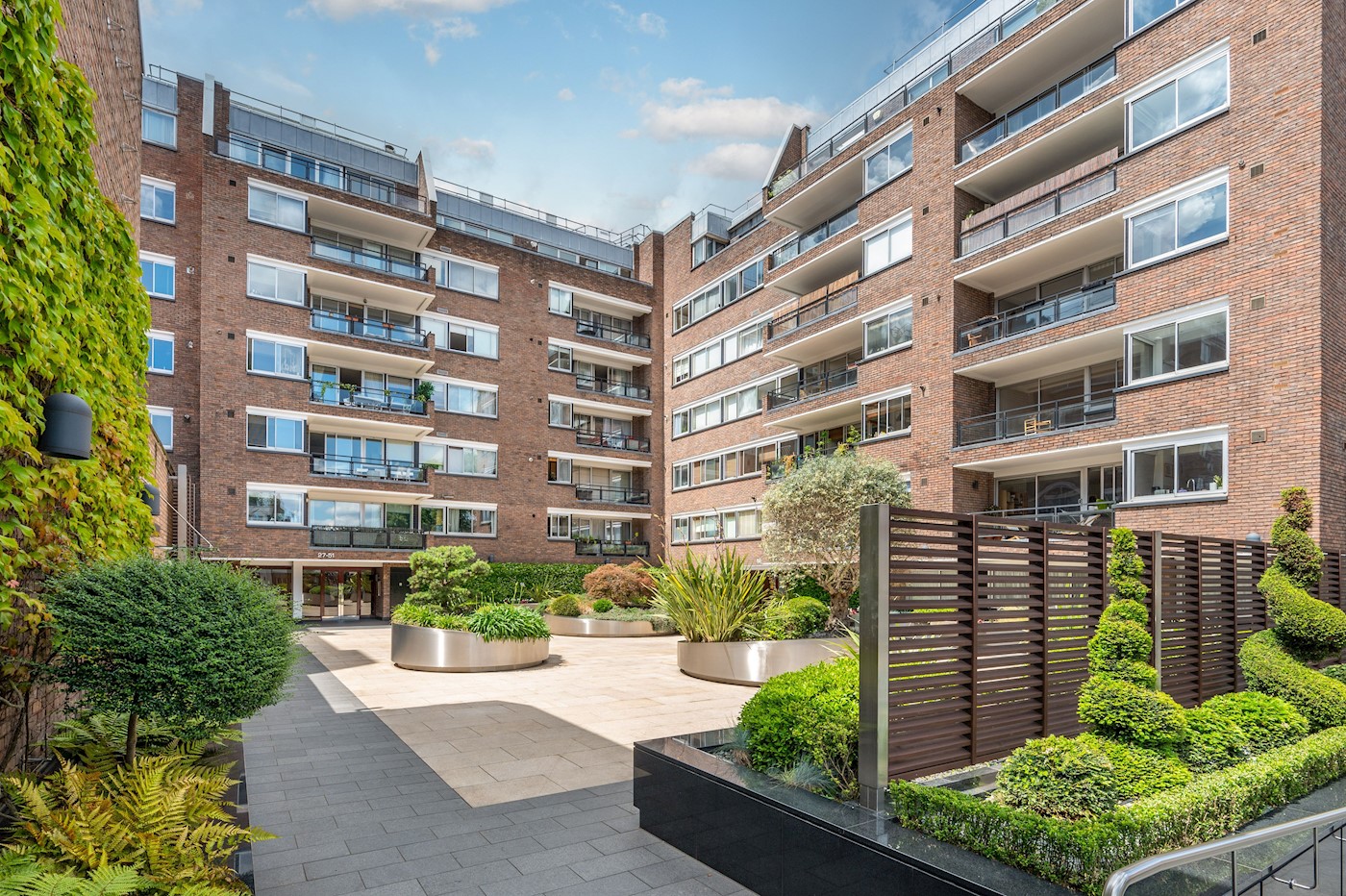 Two Bedroom Fourth-Floor Flat with Porter and Lift
