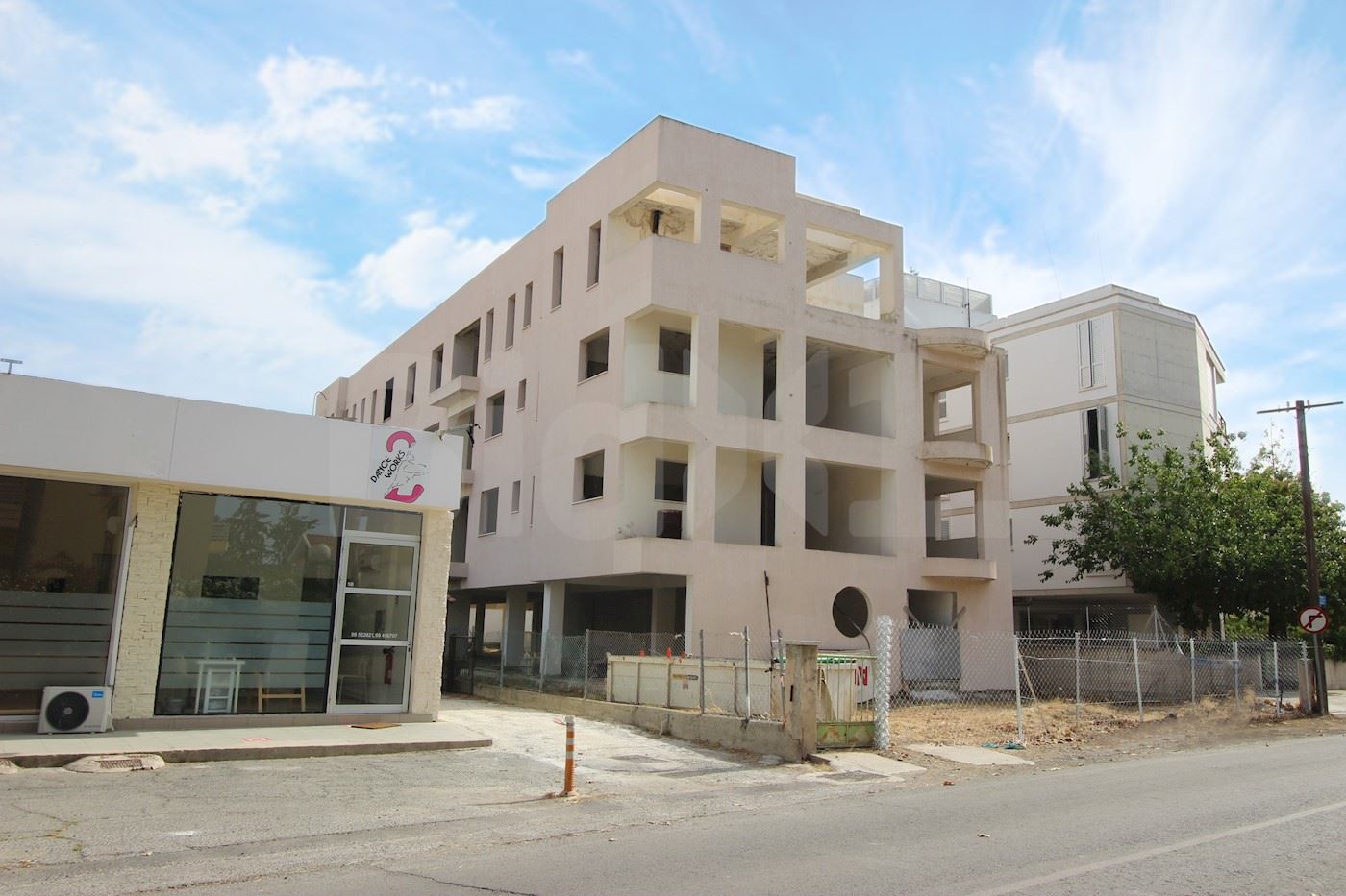 Incomplete Residential Building in Ayios Georgios (quarter), Ayios Dometios, Nicosia 1/7