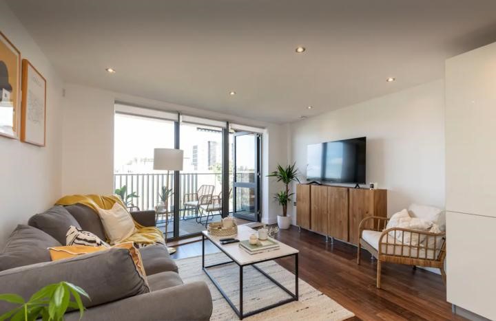 Stunning Fourth Floor Apartment