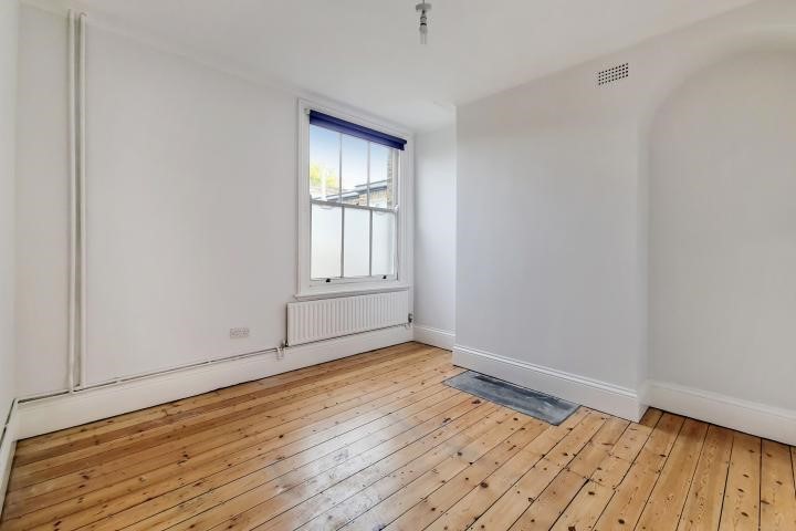 104a Oglander Road, SE15