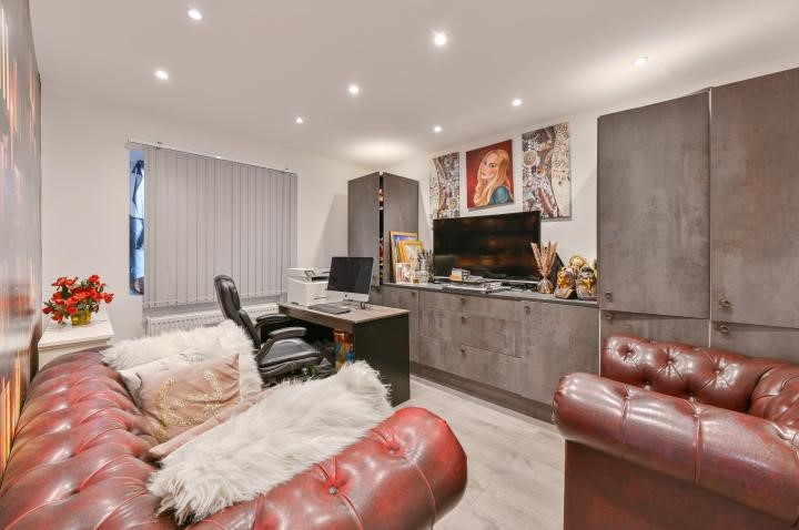 1 Cherry Garth, Brentford, TW8