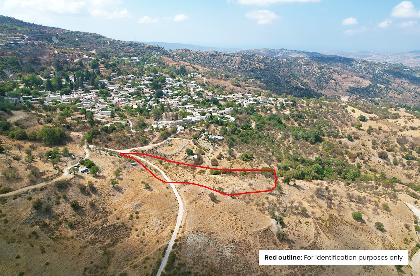 Residential field in Kelokedara, Paphos 1/3