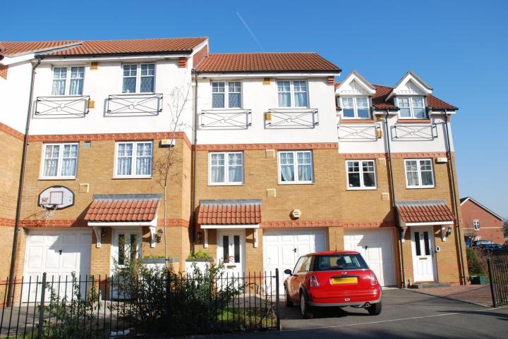 Newcombe Gardens, Hounslow, Middlesex, TW4 1/10