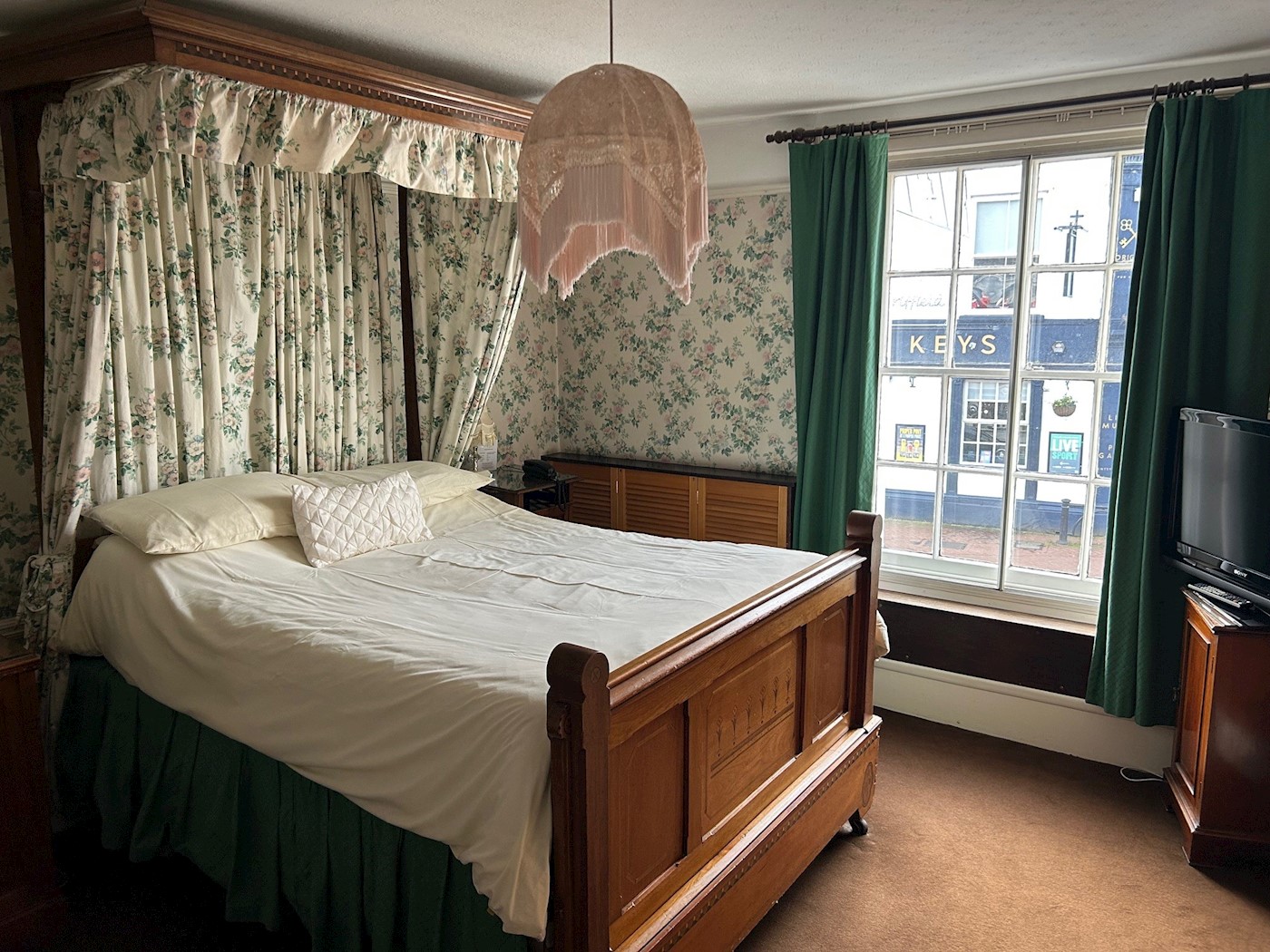 Bell & Spa Hotel, 46 Market Place, Driffield, YO25 6AN