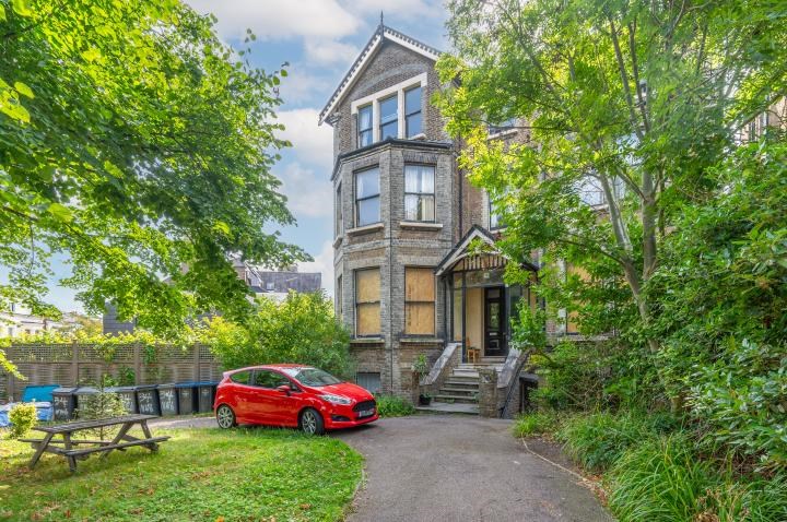 Fabulous Three Bedroom Lower Ground Floor Maisonette