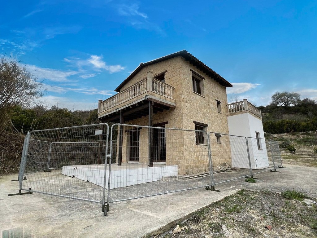 House within a large parcel of land in Miliou, Paphos 1/16
