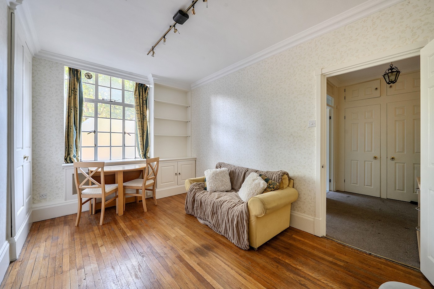 Ground-Floor Studio Flat with Separate Kitchen