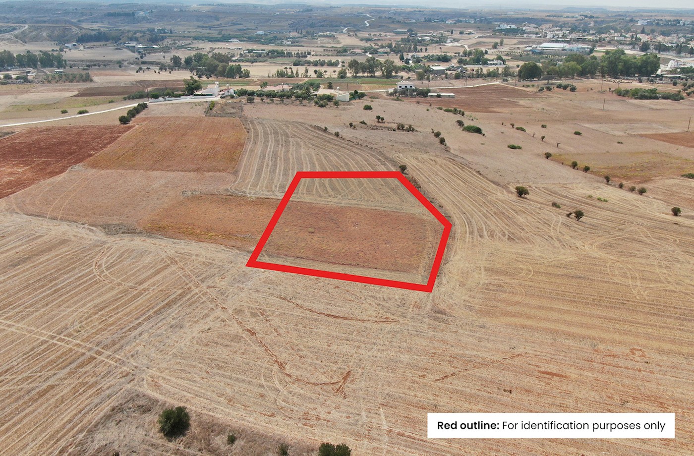 Residential field in Palaiometocho, Nicosia 1/4