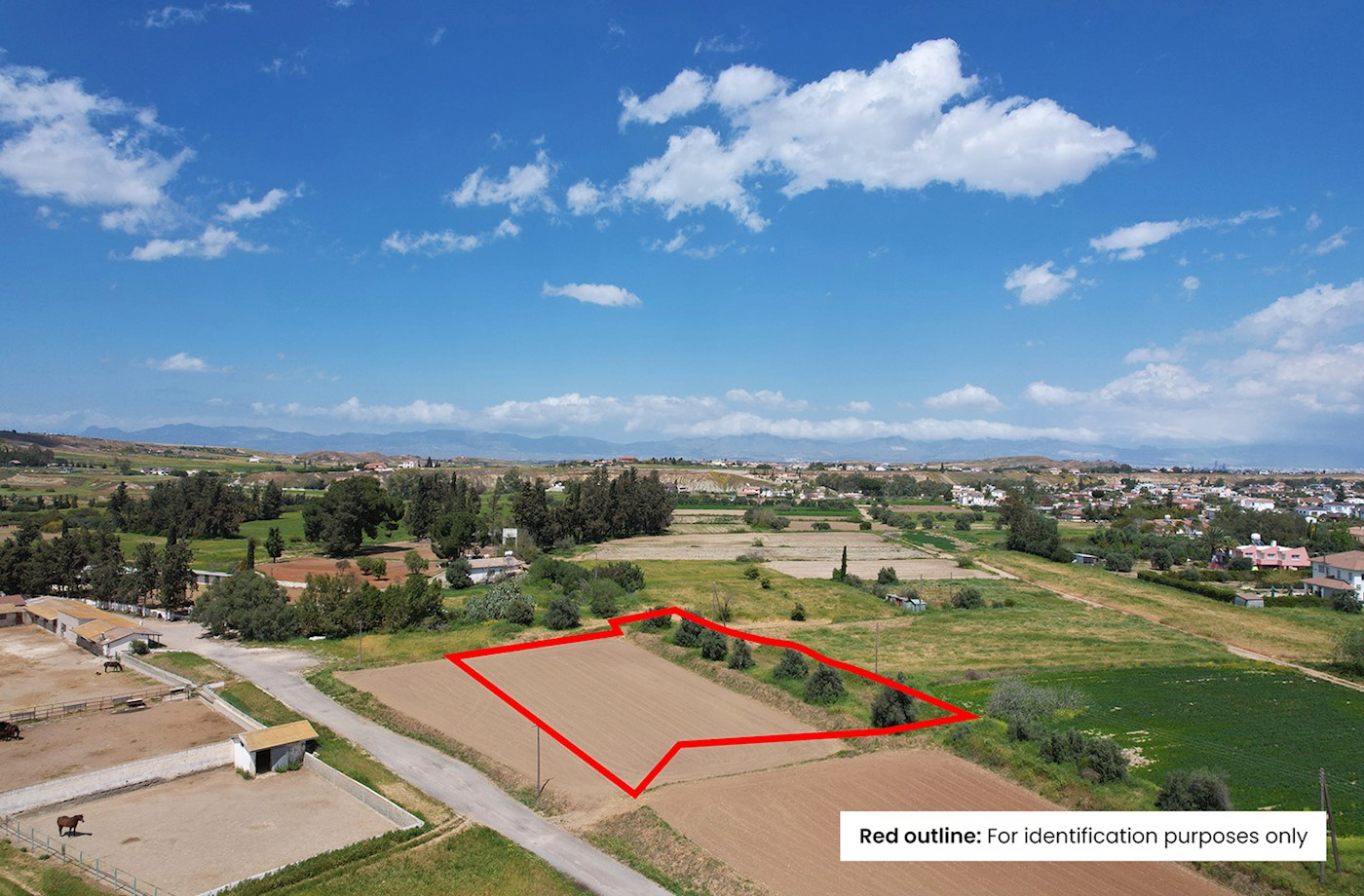 Residential field in Pano Deftera, Nicosia 1/4