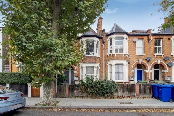 104a Oglander Road, SE15