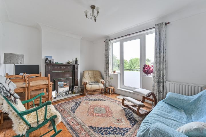 Bright and Spacious Two Bedroom Flat