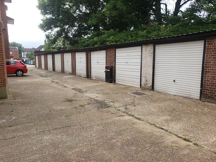 Garages 1-14 at Imperial Court, Imperial Drive, Harrow, Reino Unido