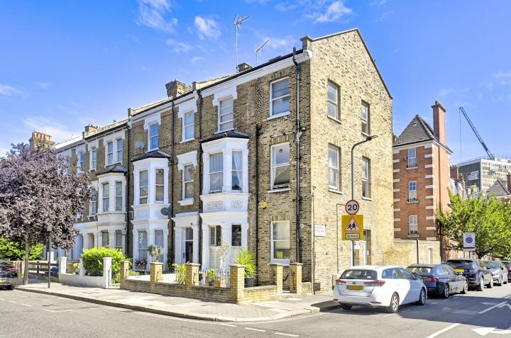 Bright and Spacious Four Bedroom Maisonette in Period Conversion