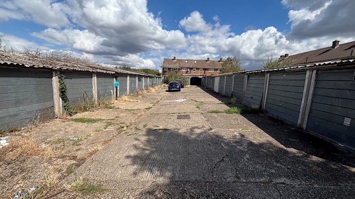 Garage Compound at Gosling Road, Slough SL3 7TN, Reino Unido