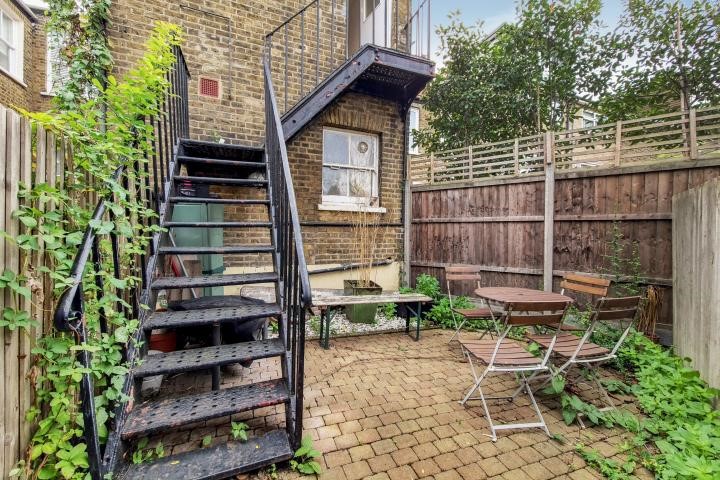104a Oglander Road, SE15