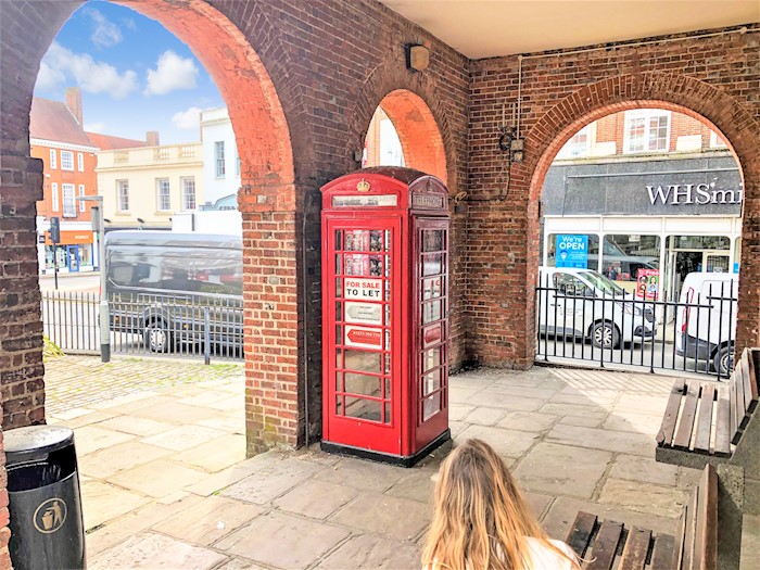 Telephone Kiosk, Old Town Hall Arches, High Street, Reigate, Surrey, Reino Unido