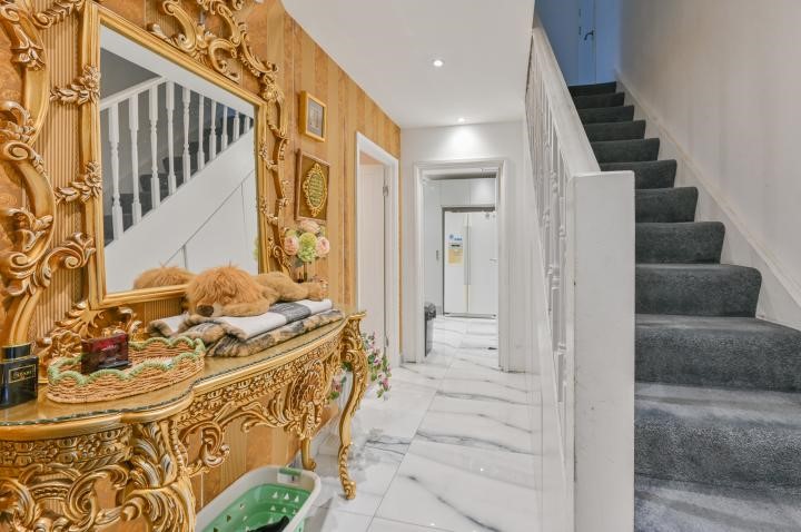 1 Cherry Garth, Brentford, TW8