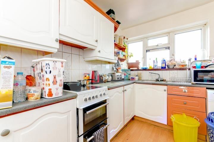 288 Park Barn Parade, Southway, Guildford, GU2 8DY