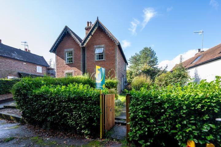 1 St Marys Cottages, Perry Hill, Worplesdon, Guildford, Surrey, GU3
