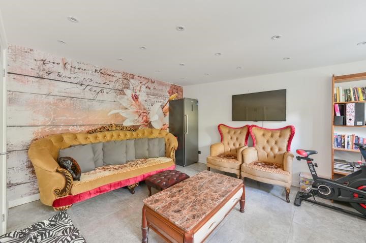 1 Cherry Garth, Brentford, TW8