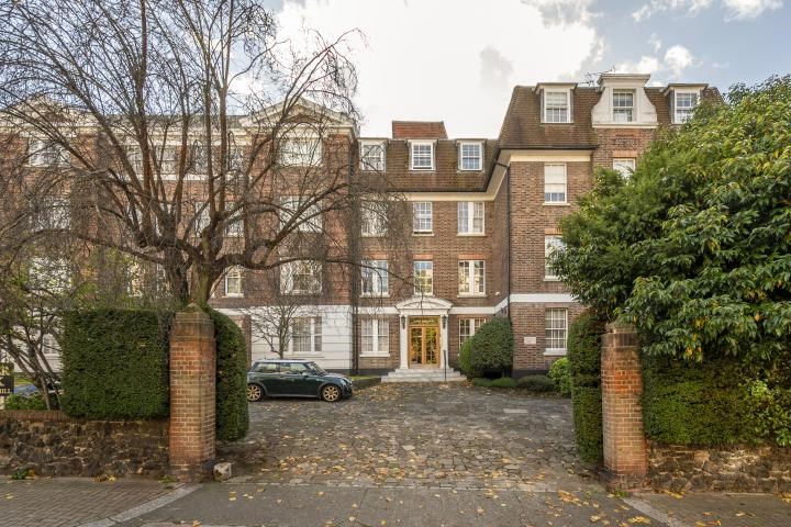 Three Bedroom Apartment in Mansion Block