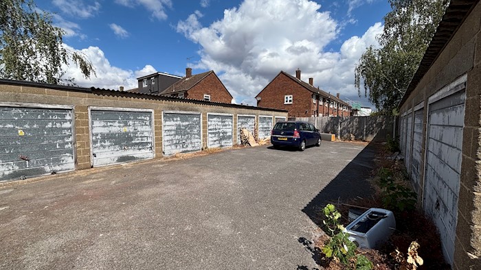 Garage Compound at Spencer Road, Slough SL3 8RR, Reino Unido