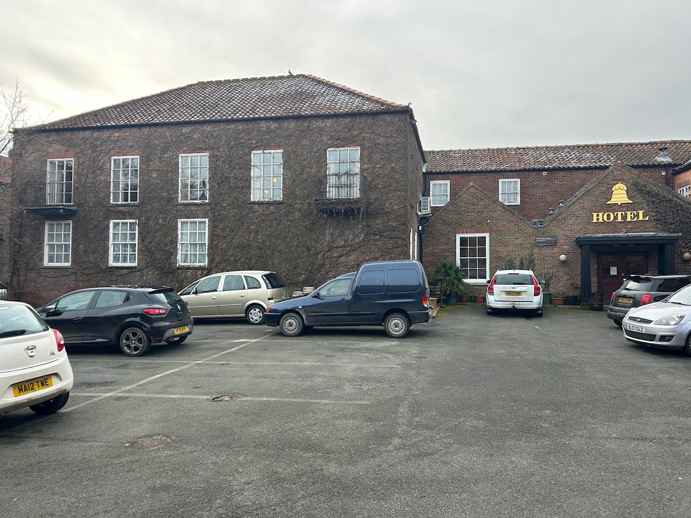 Bell & Spa Hotel, 46 Market Place, Driffield, YO25 6AN