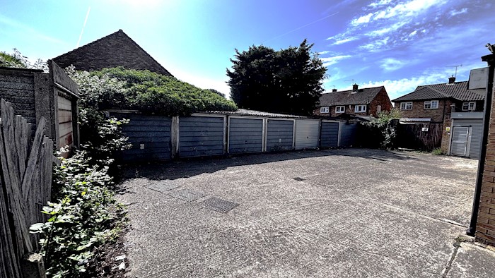 Garage Compound at Reddington Drive, Slough, Berkshire SL3 7QT, Reino Unido