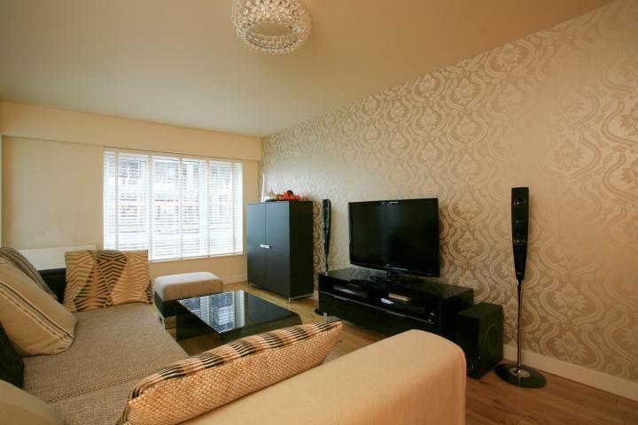 Bright Two Bedroom Flat with Balcony