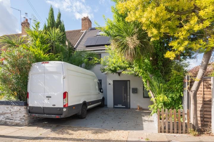 1 Cherry Garth, Brentford, TW8