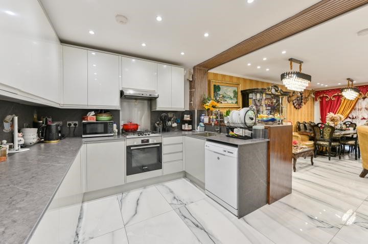 1 Cherry Garth, Brentford, TW8