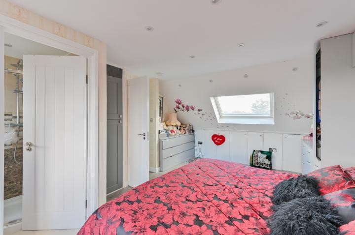 1 Cherry Garth, Brentford, TW8