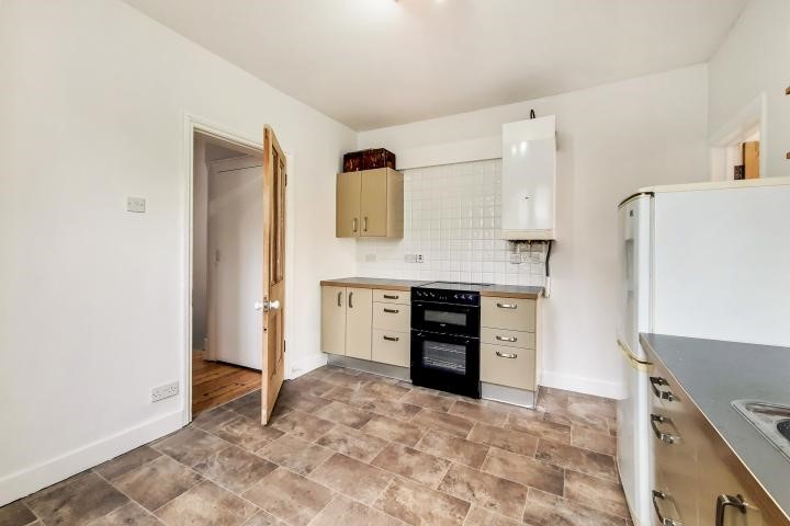 104a Oglander Road, SE15