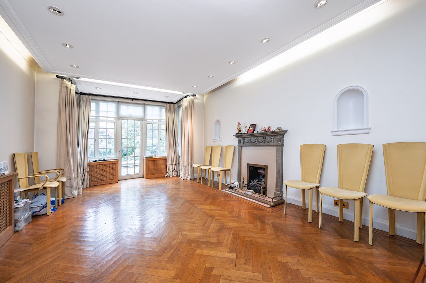 Magnificent Six Bedroom Detached House with Indoor Swimming Pool