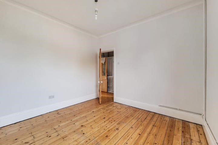 104a Oglander Road, SE15