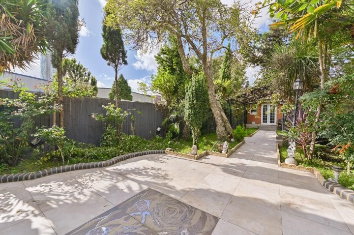 1 Cherry Garth, Brentford, TW8