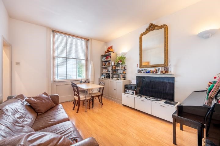 Charming Two Bedroom Flat in Period Conversion