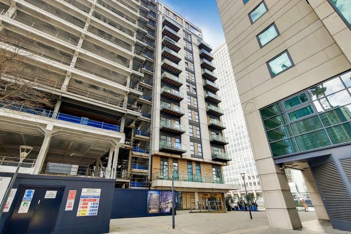 Flat 11 Discovery Dock Apartments West, 2 South Quay Square, London, E14 9RT 1/16