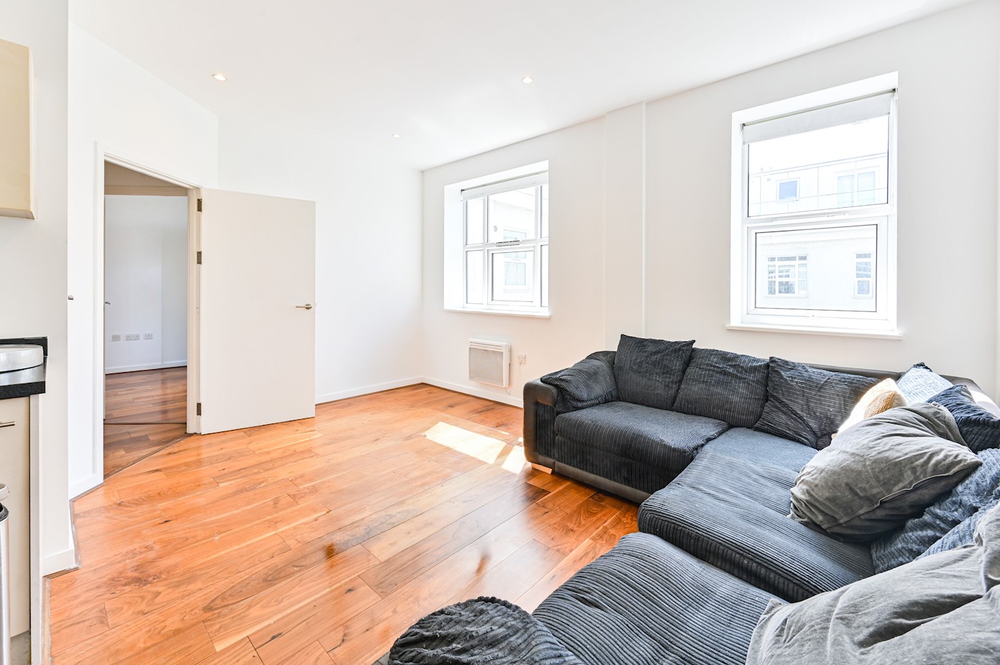One-Bedroom Flat with Modern Kitchen, Lift and Concierge
