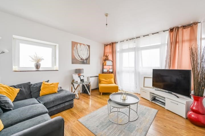 Bright Two Bedroom Flat with Balcony